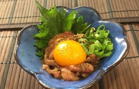 河内長野にある焼肉寄つ場の焼肉メニュー、和牛炙りユッケ