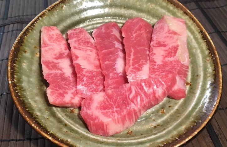 河内長野にある焼肉寄つ場の焼肉メニュー、カルビ肉